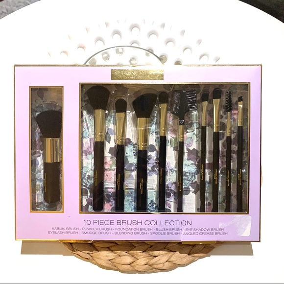 Adrienne Vittadini Other - Adrienne Vittadini makeup brushes